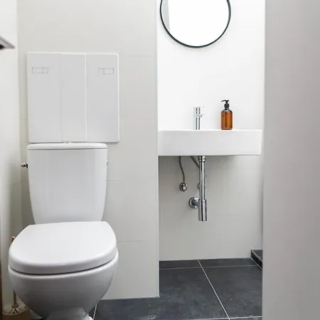 N15 Elegant Near Train Station With Ac דירה