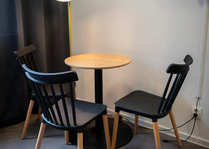 N15 Elegant Near Train Station With Ac דירה *